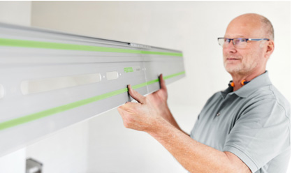 The FS/2-KP guide rail allows users to make straight and precise cuts when carrying out horizontal work on floors or work surfaces, as well as for applications on walls